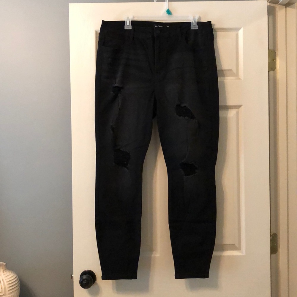 Black distressed skinny jeans